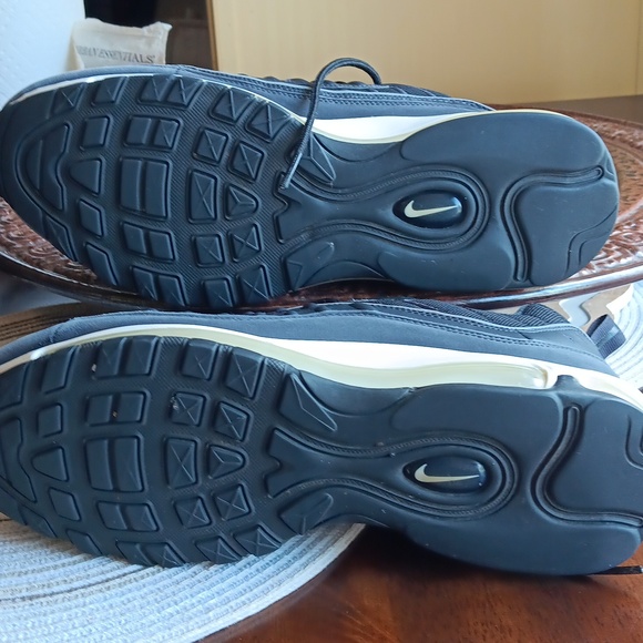 Man Tennies - Picture 2 of 3